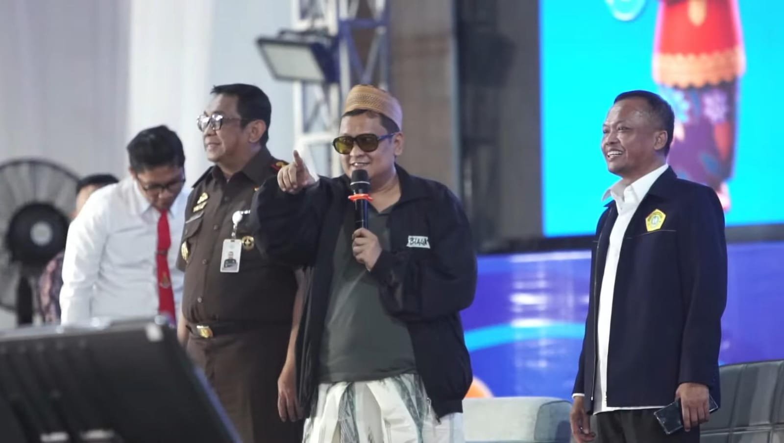 UTM GELAR RAPAT SENAT TERBUKA PEMBUKAAN PKKMB SAKERA, H. HER SUMBANG DANA RP. 250 JUTA