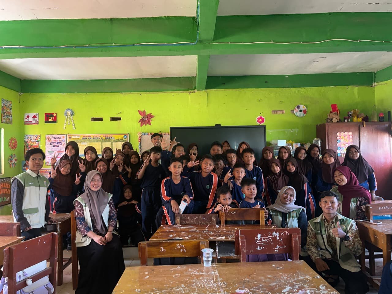 DARI JAGUNG UNTUK GENERASI SEHAT: MAHASISWA UTM EDUKASI ANAK DESA KELEYAN TENTANG GIZI DAN BAHAYA FAST FOOD