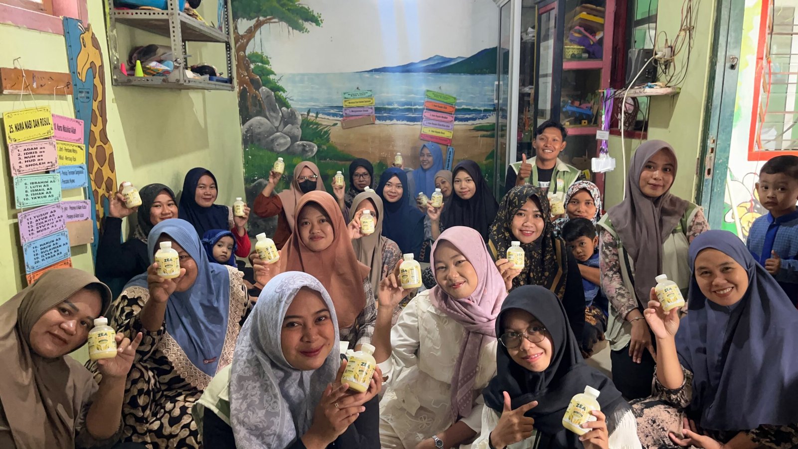 TUJUH MAHASISWA FKIP UTM SOSIALISASIKAN INOVASI PANGAN LOKAL SUSU JAGUNG BERGIZI, TEGASKAN KOMODITAS YANG MELIMPAH HARUS BERNILAI EKONOMIS